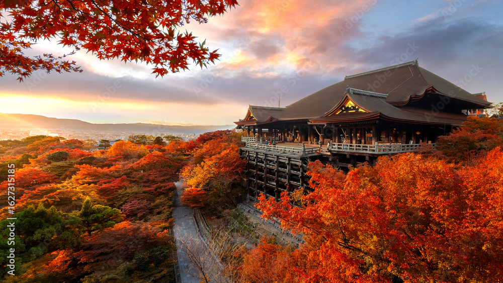 Naklejka premium Scenic view of Kiyomizu-dera temple with beautiful foliage in autumn in Kyoto, Japan