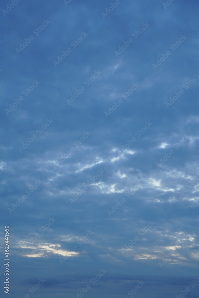 Obraz premium Bedeckter Himmel am Abend mit etwas Sonne und Licht das hindurch scheinen kann
