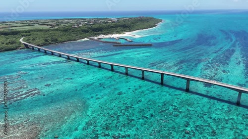 Beautiful Japan Landscape: Drone flying over Kurima Bridge, Miyakojima
日本の楽園。宮古ブルーの海にかかる来間大橋のドローン飛行映像