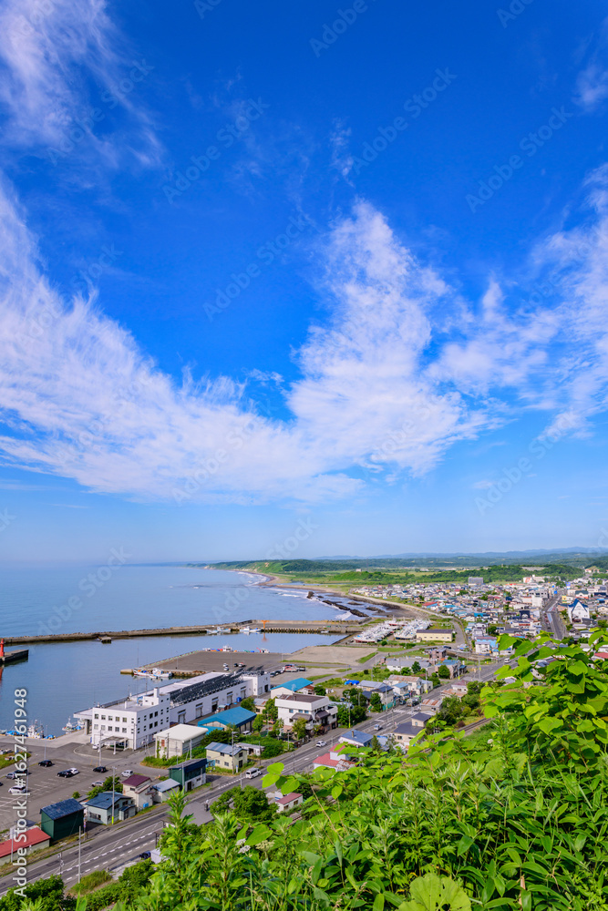 Obraz premium View of the Port and Sea in Shiranuka, Hokkaido, from Cape Forest Higashiyama Park 