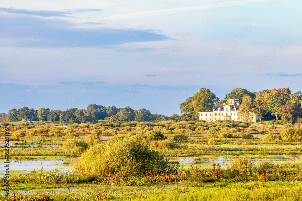 Obraz premium Wetland with a beautiful castle in the lakeshore
