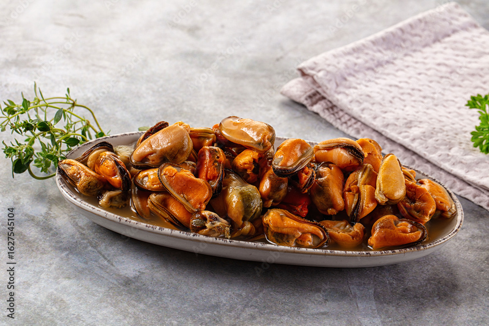Fototapeta premium Peeled mussels heap in the bowl