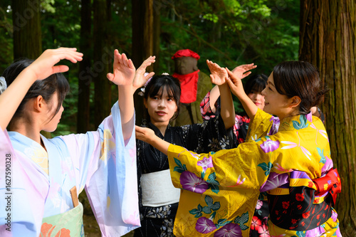 浴衣を着た女性と女学生　夏祭り