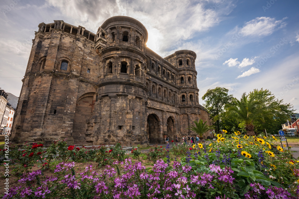 Obraz premium Gateway to Ancient Trier, Porta Nigra, Trier, Germany