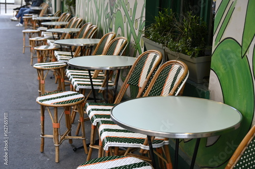 Table et chaise brasserie france paris