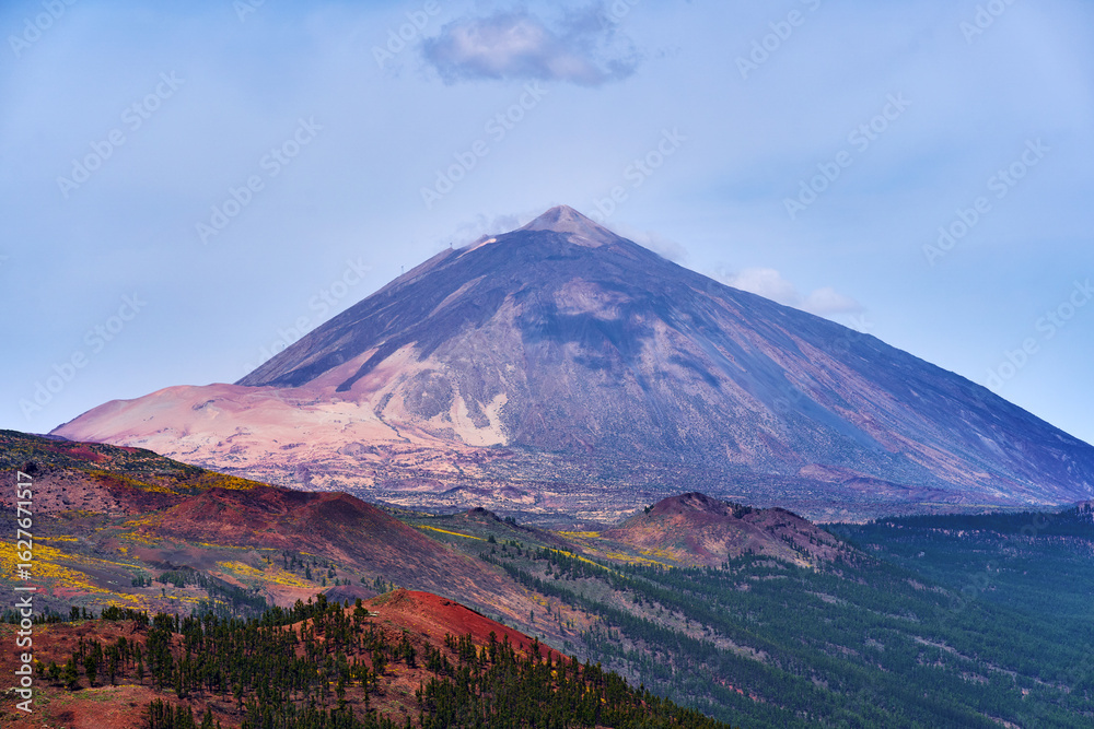 Obraz premium Teide volcano above volcanic slopes