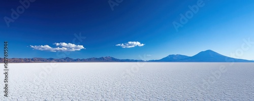 Panoramic view of Salar de Uyuni, Bolivia, showcasing the expansive salt flat