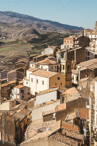 Foto Gangi hilltop village in Sicily with historic rooftops and countryside view