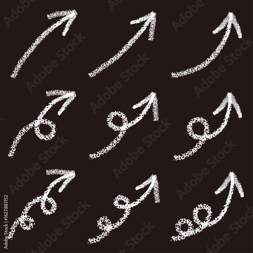 手描きのスムーズな白い矢印。チョークやパステル風の素朴なザラザラ感のかすれ。クラフトやナチュラルのイメージ。ベクター。