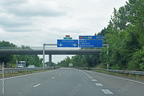 En roulant : panneaux annonçant l'intersection des autoroutes A62 et A20 et les directions Toulouse, Montauban, Limoges, Paris.