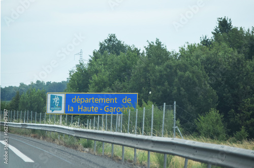 En roulant : Panneau bleu, le long de l'autoroute A62, pour annoncer l'entrée dans le département de la Haute-Garonne.