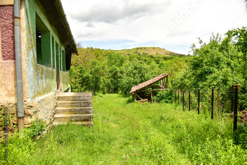 Vivienda rural deteriorada  con tejado tradicional de tejas.Galda De Sus ,Romania