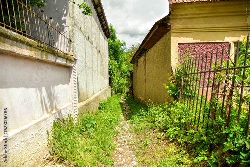 Ventana y puerta lateral de casa rural. Muestra de arquitectura tradicional.