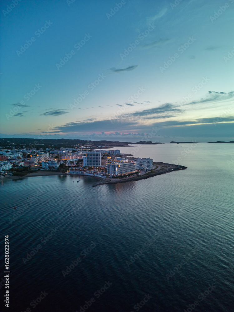 Fototapeta premium Vista Aérea de la Costa Urbana al Atardecer en el Mediterráneo