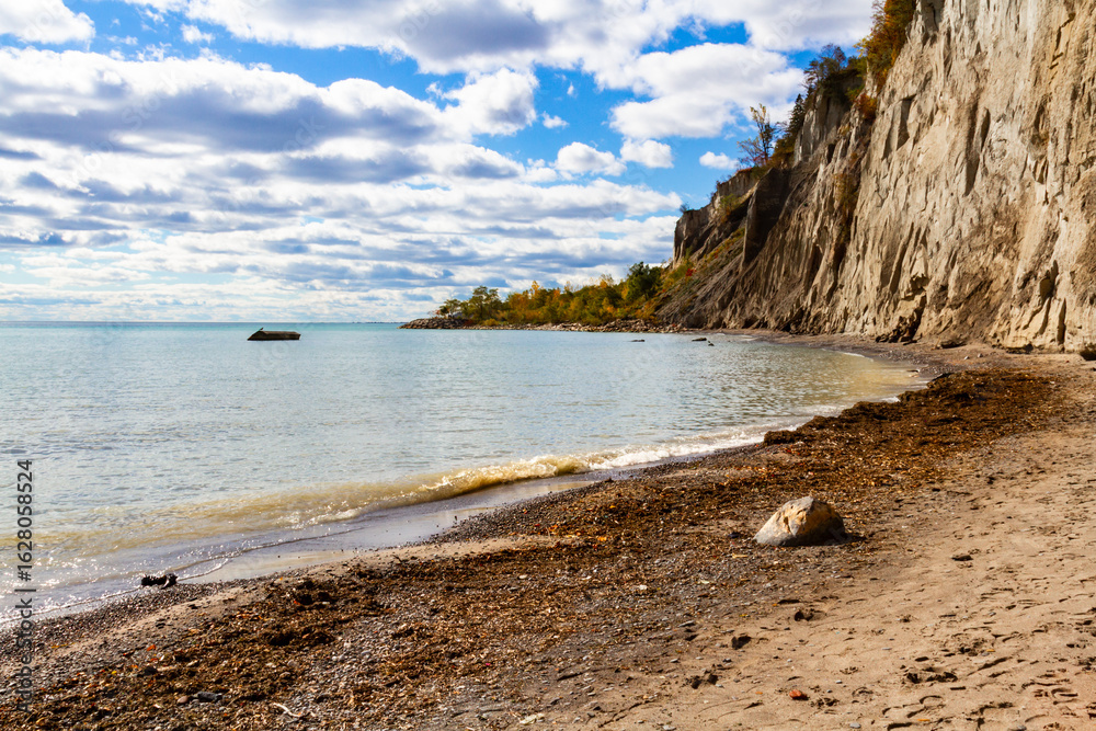 Obraz premium Scarborough Bluffs on Lake Ontario on an autumn day. Scarborough, Ontario, Canada
