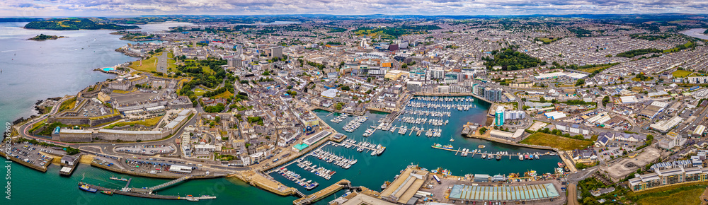Obraz premium Aerial view of Plymouth Hoe and Royal Citadel along the waterfront in Plymouth, England, with cityscape and marina in the background