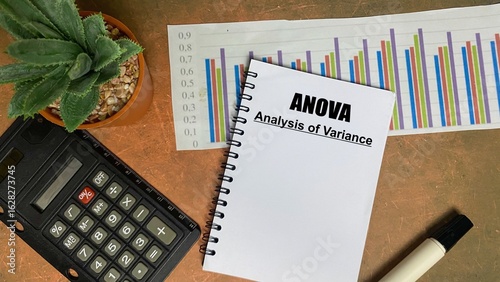 ANOVA - ANALYSIS OF VARIANCE symbol. konsep tulisan ANOVA - ANALYSIS OF VARIANCE pada buku catatan terisolasi pada meja kerja. 