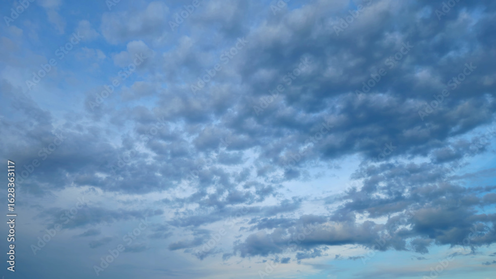 Obraz premium Dark blue clouds in the sky, natural background