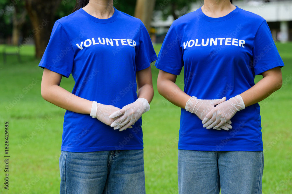 Naklejka premium Volunteers wearing gloves standing in a park