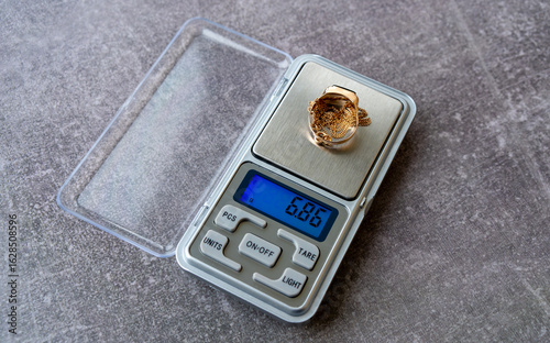 фотографія Jewelry scales are used for weighing precious metals and stones