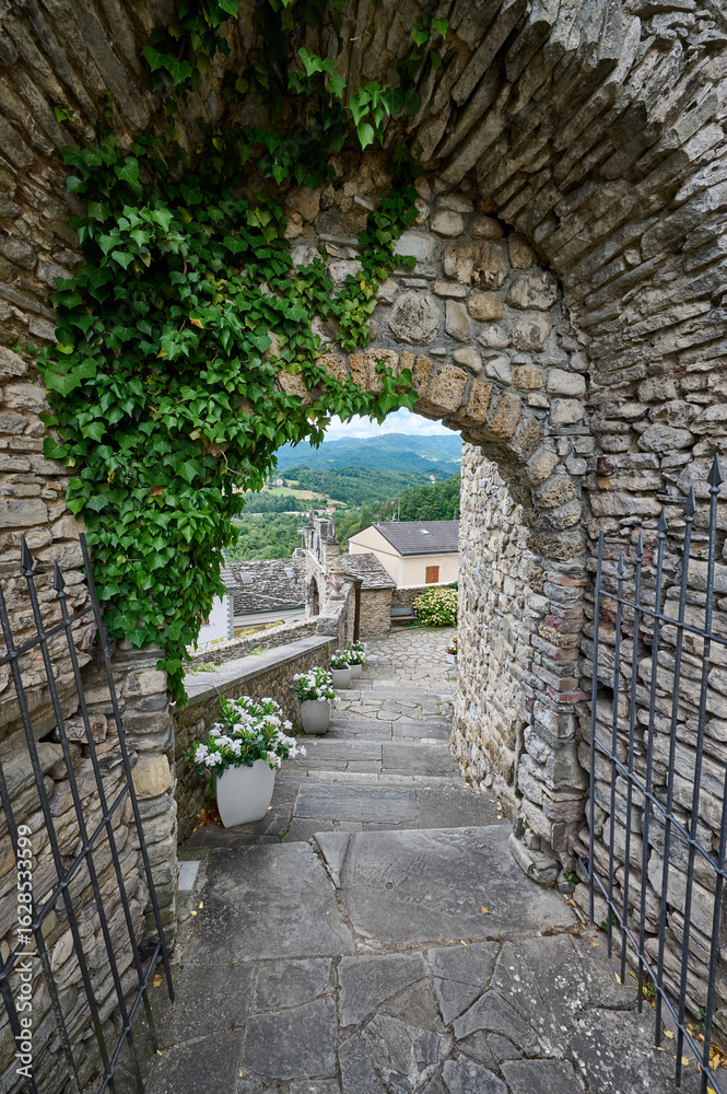 Obraz premium view thrue an arch in italy