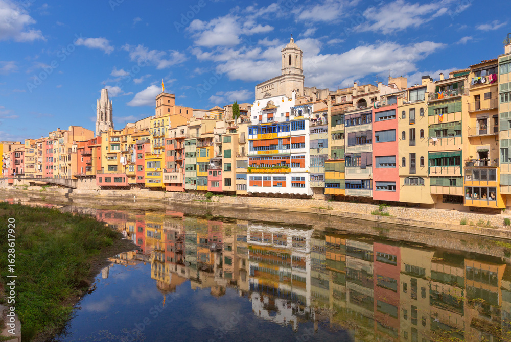 Naklejka premium Colorful Houses on Onyar River, Girona, Spain