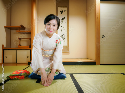 ご挨拶をする着物の女性