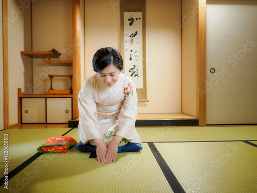 ご挨拶をする着物の女性