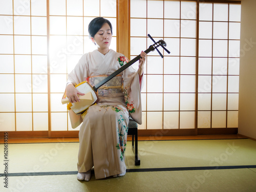 三味線を演奏する女性