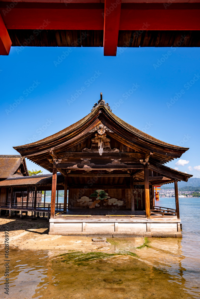 Obraz premium 世界遺産・日本三景厳島神社 能舞台 広島県廿日市市宮島