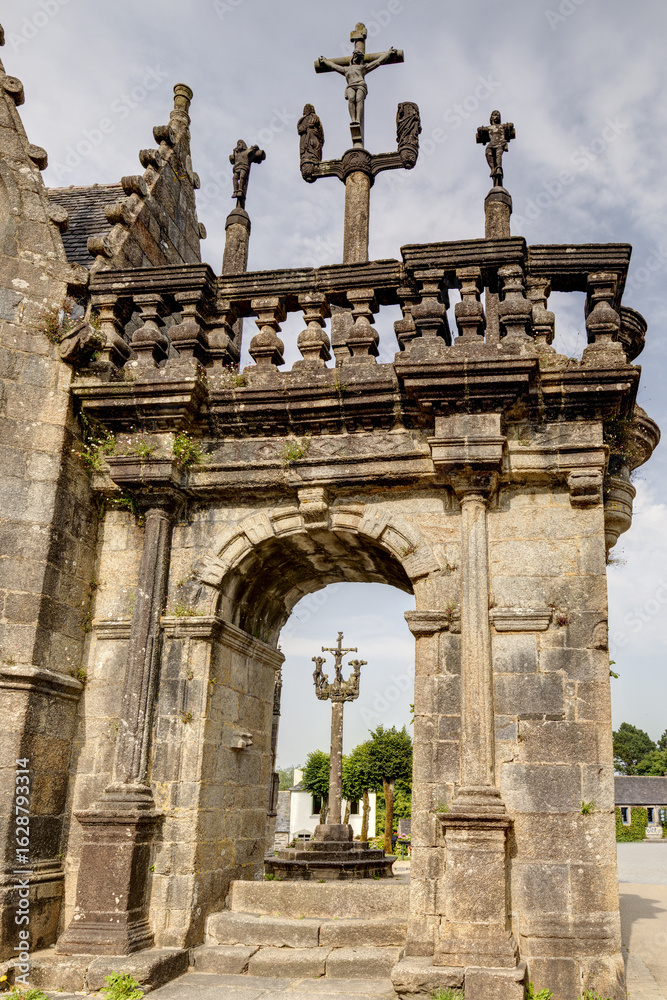 Obraz premium Enclos paroissial de Lampaul-Guimiliau dans le département du Finistère - Bretagne