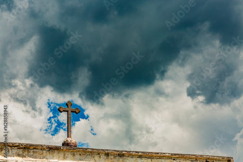 Cruz antigua frente a tormenta