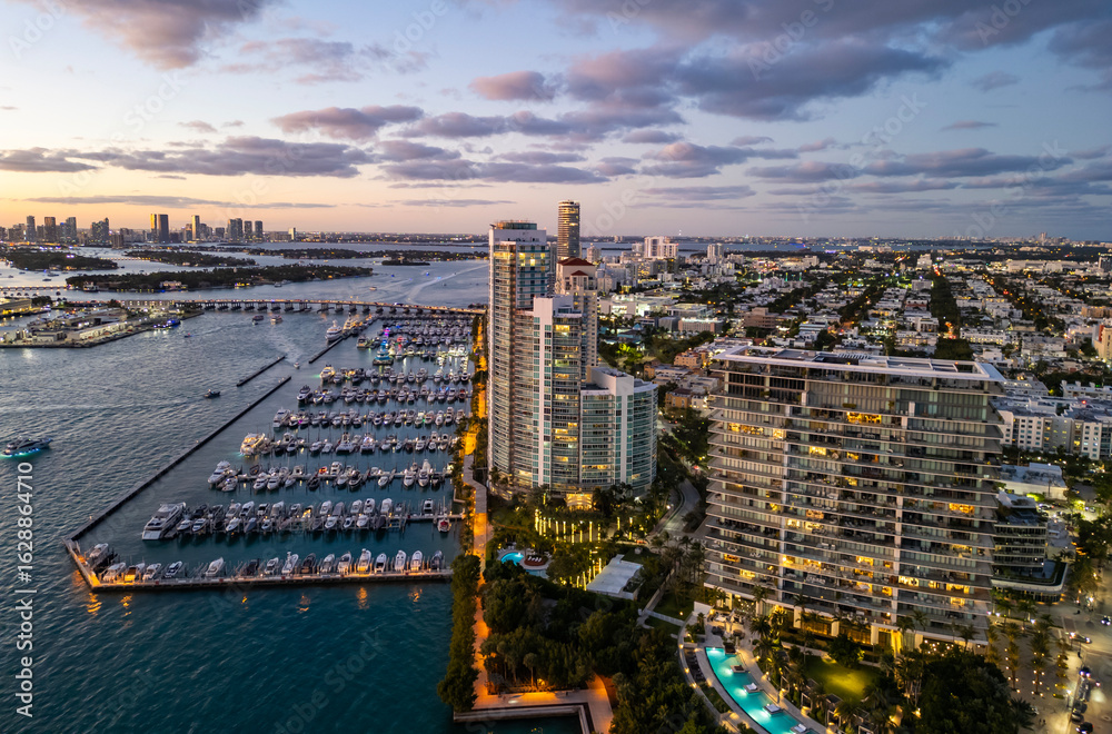 Obraz premium Aerial view of luxury yachts in Miami marina. Scenic panorama of boats and skyscrapers in Miami marina. Cruise yacht sailing along the Miami coastline. Miami Beach harbor. Sailboats and yachts at pier