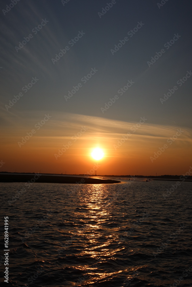 Fototapeta premium Bright sunset on the bay and ocean 
