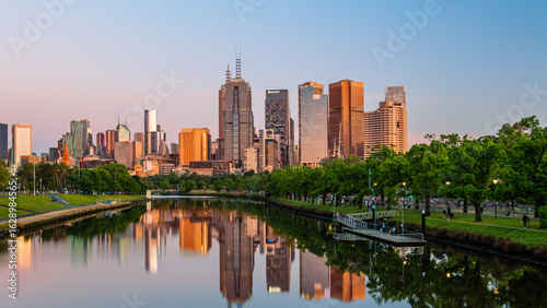 Cuadro en lienzo Sunrise on the city buildings of downtown Melbourne, Victoria, Australia as reflected in the calm water of the Yarra River on a perfect Spring morning