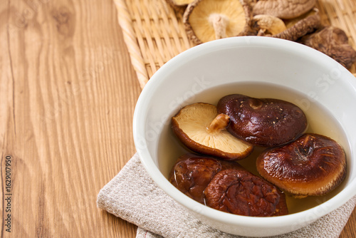 Wallpaper Mural 干し椎茸の水戻し｜和食の乾物食材を水で戻している調理シーン Torontodigital.ca