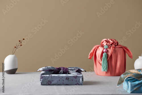 Wallpaper Mural 한국의 명절과 기념일을 위한 재사용 가능한 수제 보자기 선물 포장. Torontodigital.ca