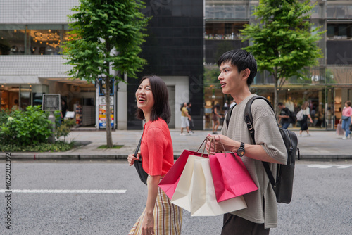 銀座で買い物をする女性と男性