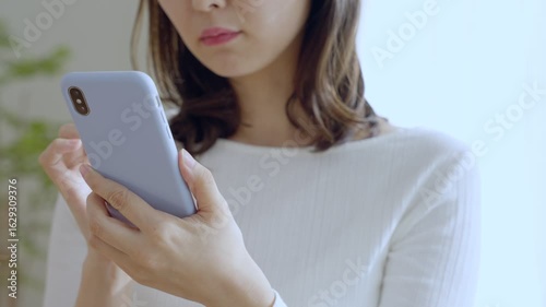 スマホを見る女性