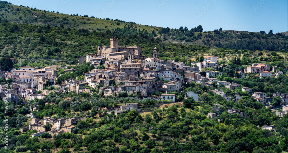 Naklejka premium Charming Hilltop Village Surrounded by Lush Greenery