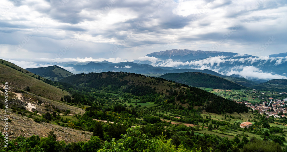 Naklejka premium Scenic Mountain Landscape Under Cloudy Sky