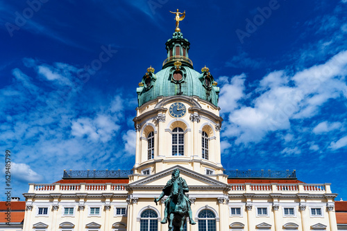Fotografía Charlottenburg Palace Dome and Statue in Berlin, Germany