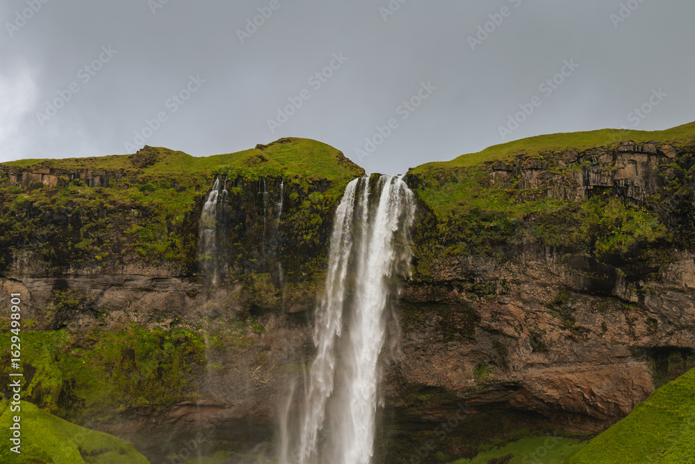 Obraz premium Seljalandsfoss Waterfall Cascading from a Cliff in Iceland