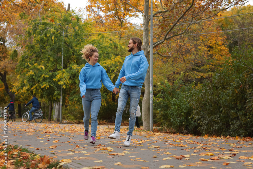 Obraz premium Happy young beautiful couple in love in autumn park. autumn mood. autumn concept. fall. love. husband and wife. groom and bride