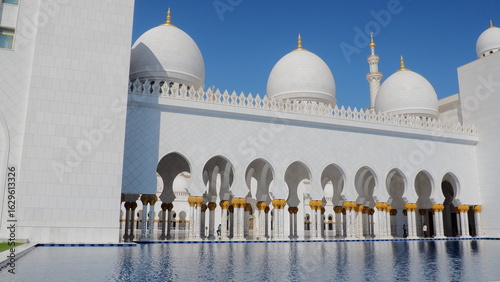 Weiße Sheikh-Zayed-Moschee in Abu Dhabi, VAE