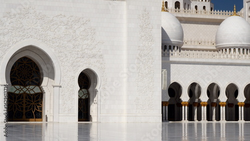 Weiße Sheikh-Zayed-Moschee in Abu Dhabi, VAE