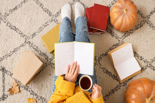 Woman with coffee and pumpk...