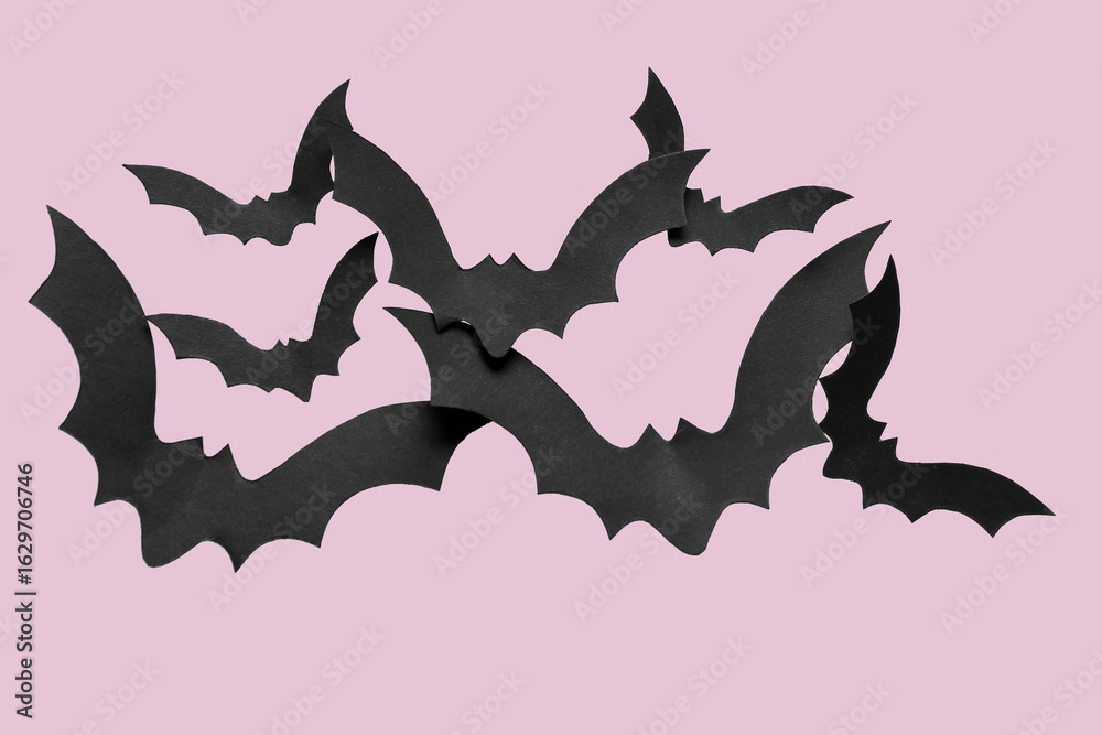 Naklejka premium Paper bats for Halloween party on lilac background