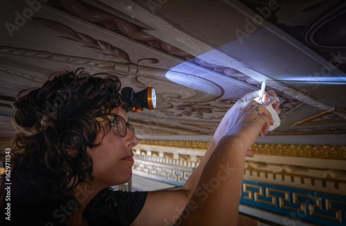 Bilde på lerret Conservator restoring ornate ceiling