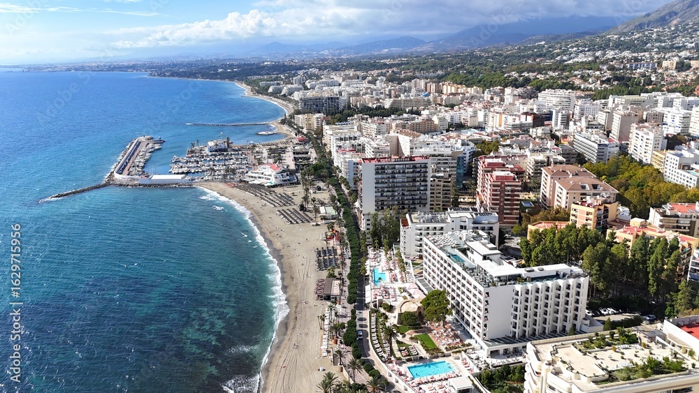Fototapeta premium survol de la plage de Marbella en Andalousie, Espagne